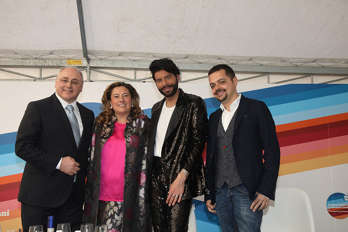 Festival della TV e dei Nuovi Media 2019_232.jpg - Real Time, la Tv delle meraviglie Un  racconto di storie e persone reali con contenuti attuali e uno stile innovativo in costante evoluzione,  ci porta con i suoi protagonisti nel mondo meraviglioso di due programmi divenuti ormai cult:  “Il Castello delle cerimonie” e “Il Salone delle Meraviglie”.Federico Lauri, Imma Polese, Gesualdo Vercio con Alessandra Comazzi.